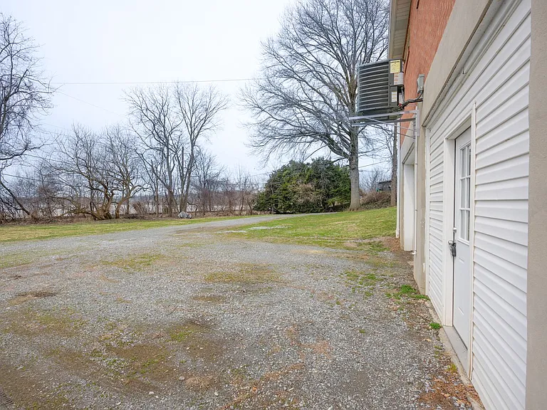 2305 River Rd — Photo 8