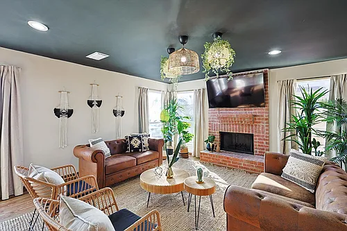 708 Azalea Dr Photo 1