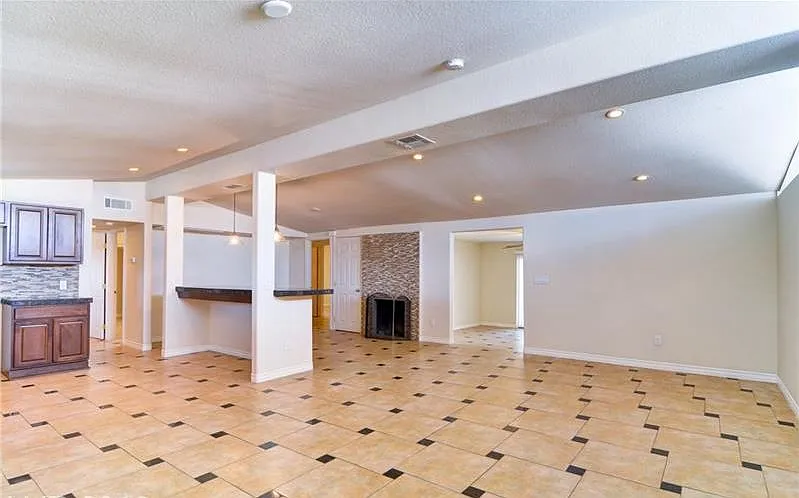 4 bed, 2033 sqft, $2,595 — Photo 3