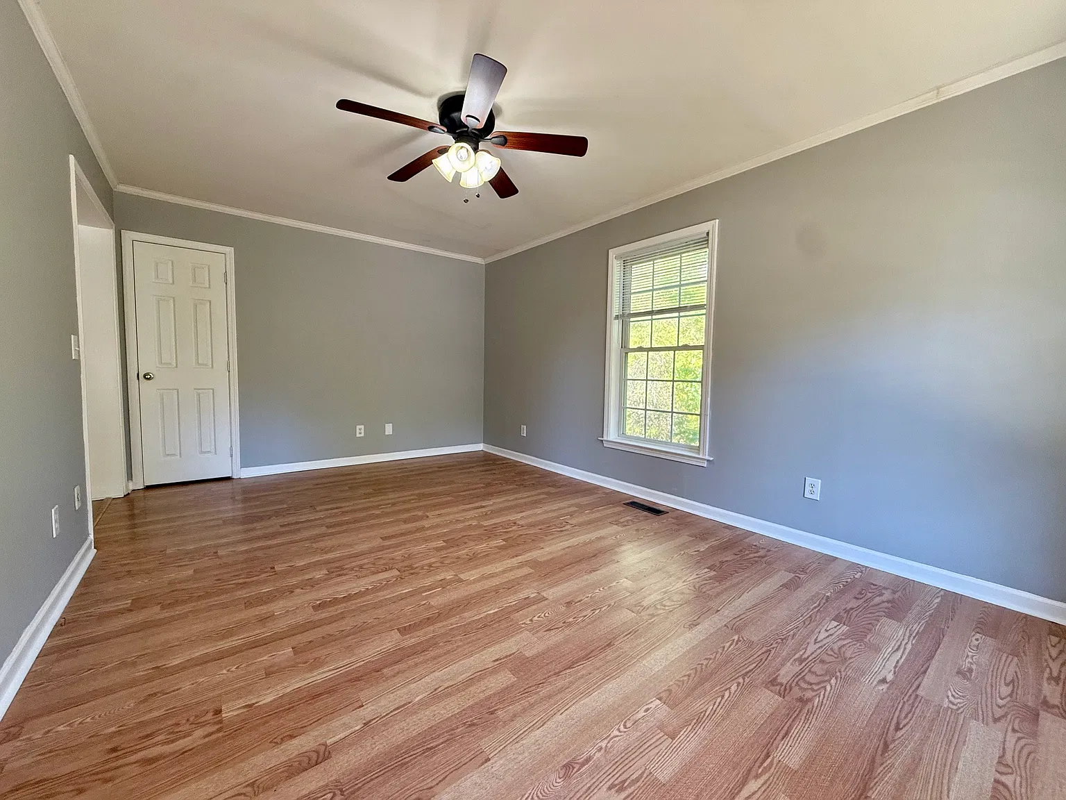 3 bed, 1056 sqft, $2,050 — Photo 2
