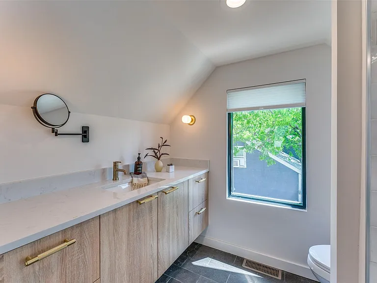 1901 Hamilton Ave — Photo 16
