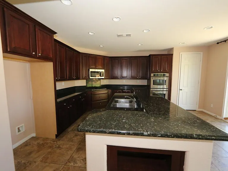 1548 Phoenix Dr — Photo 2