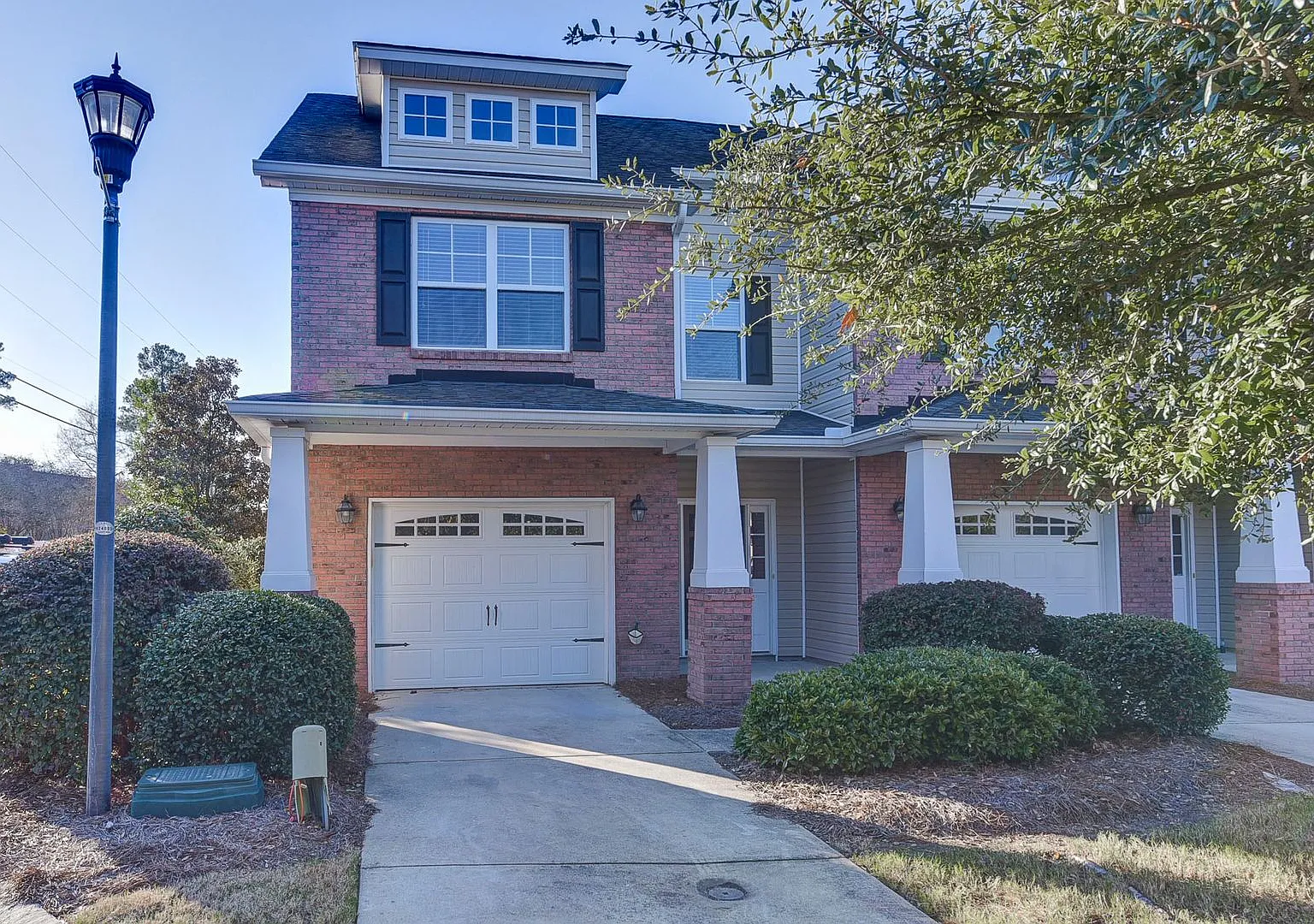 Charming 2 Bedroom 2.5 Bathroom Townhome ~ Minutes to Fort Jackson, the VA hospital, USC Medical ... — Photo 1