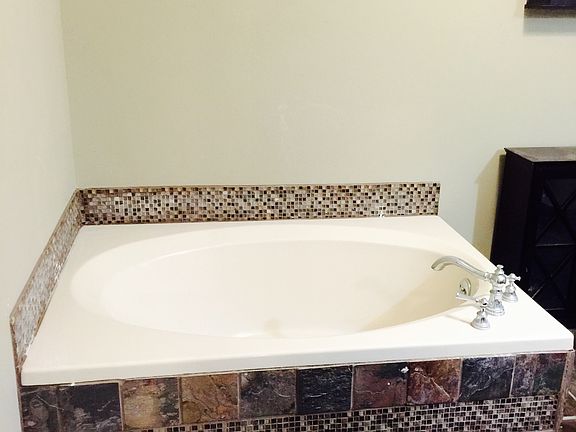 Deep soaking tub w/ slate 