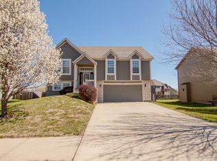 609 S Stone Creek Dr, Gardner, KS 66030