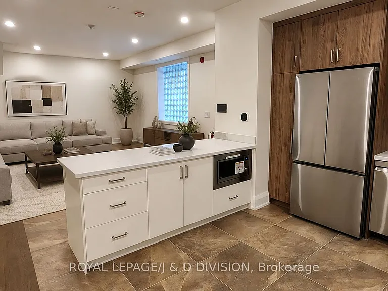 2579 Yonge St #202 — Photo 6
