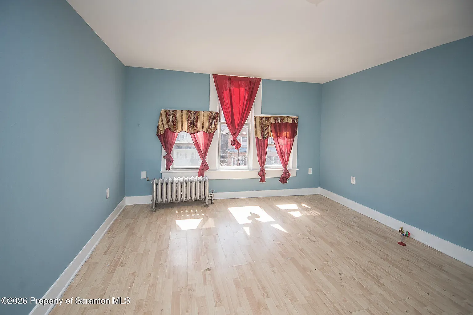 6 bed, 3402 sqft, $400 — Photo 3