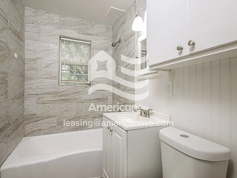 1450109_009_main_bathroom_10.jpg