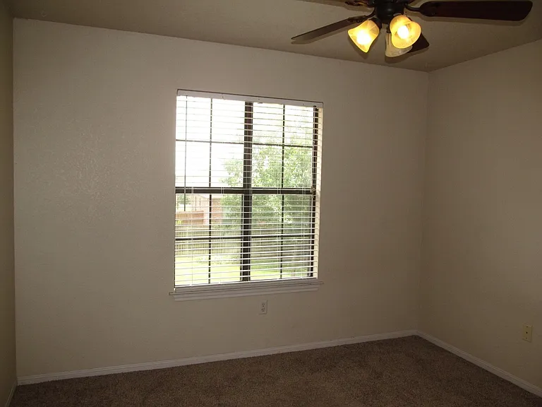 602 Northcliffe Dr — Photo 15
