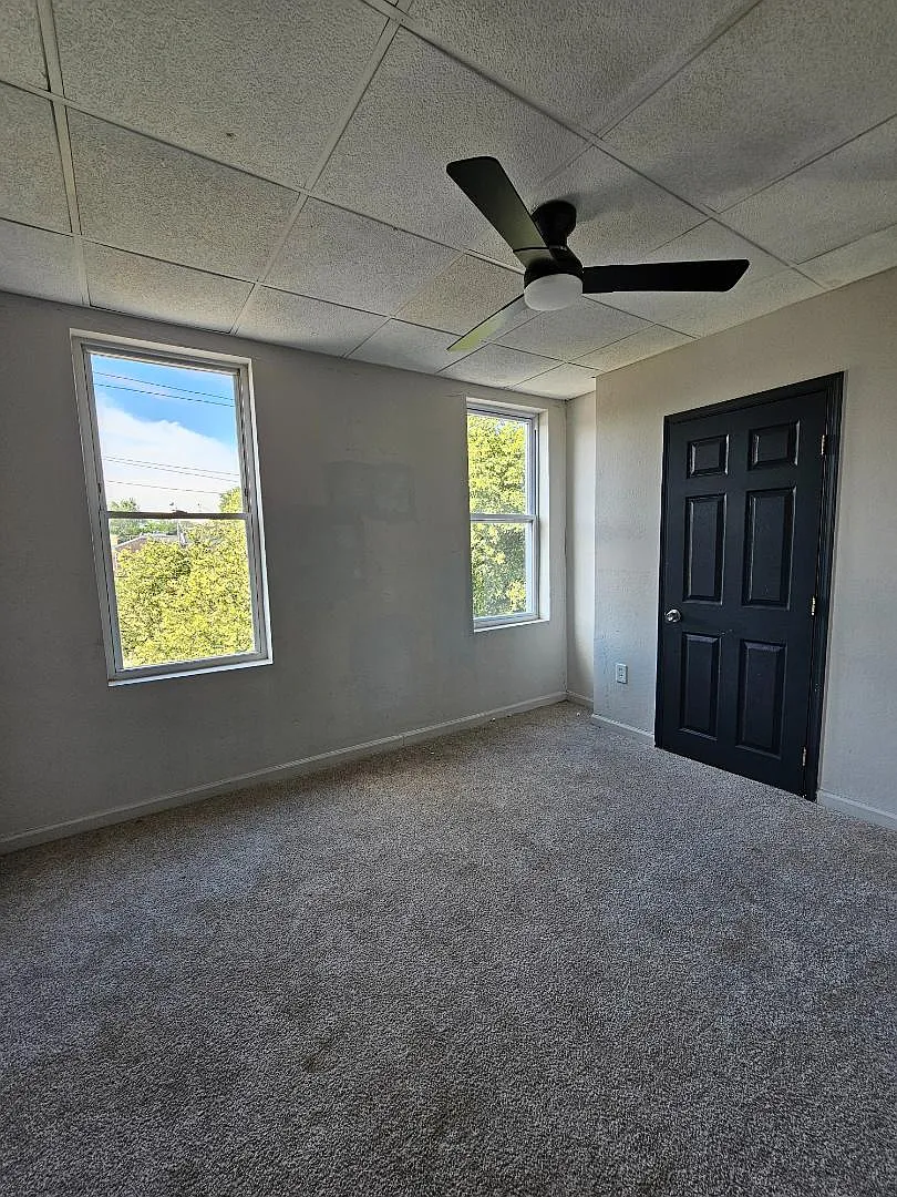 1525 W Cayuga St - 1525 W Cayuga St - 2nd Fl Front Room — Photo 1