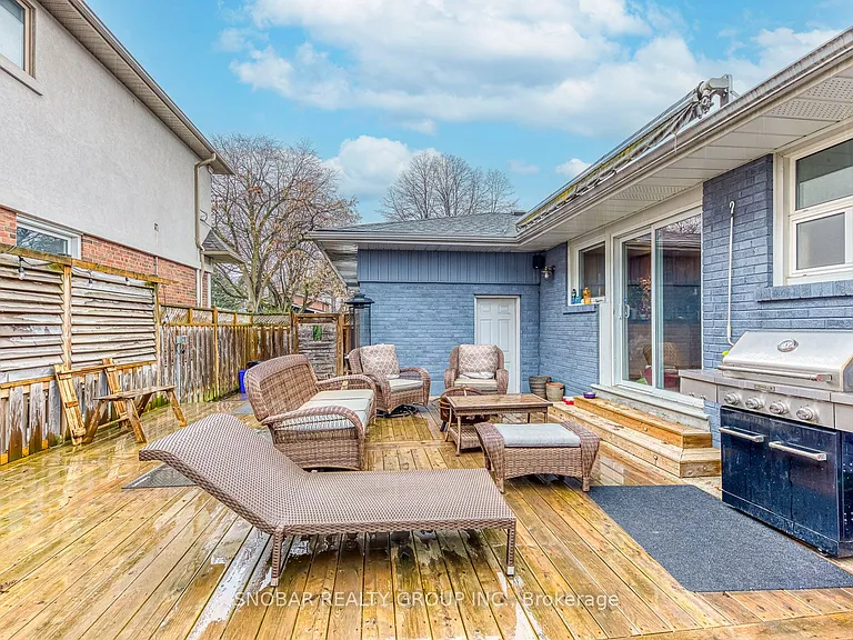 52 Decarie Cir — Photo 26