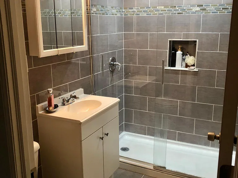 Bathroom w/ walk in shower