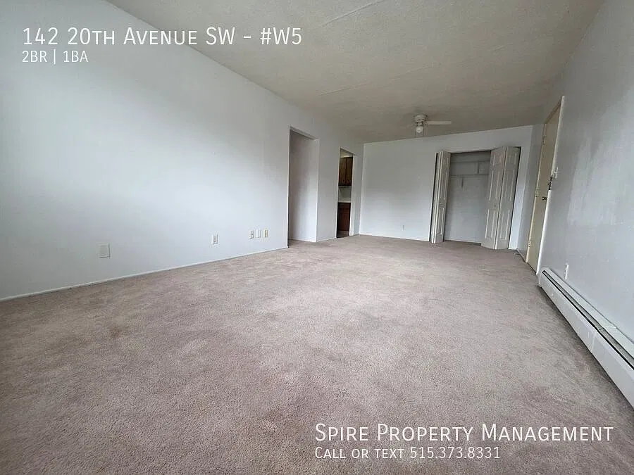 SW Great location large 2 bedroom 1 bath secure entry, heat and water paid! — Photo 2