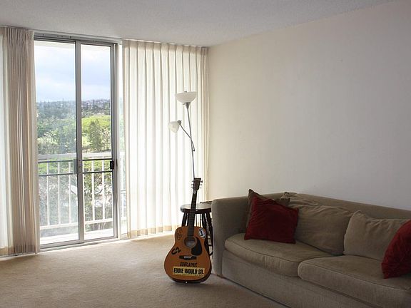 Living room - Lanai with golf course view