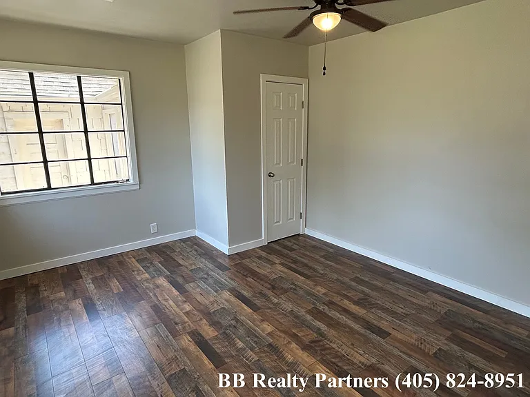 3328 E 6th St — Photo 7