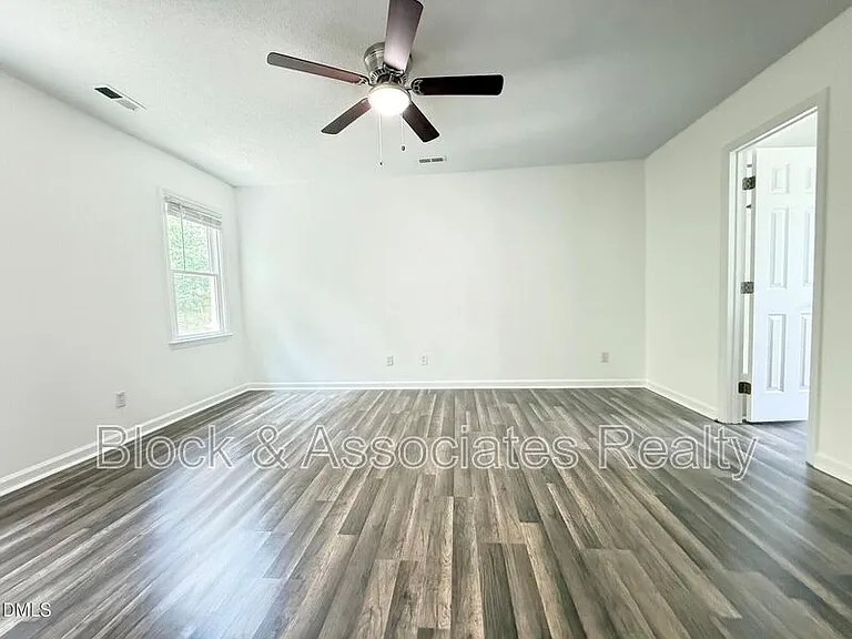 401 Holly Berry Ln — Photo 15