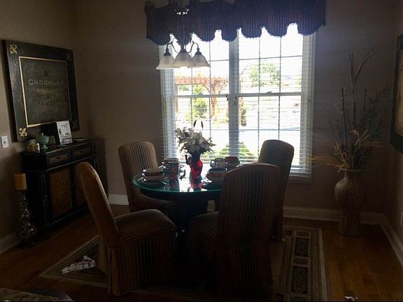 5th image of 814 Crestwood Dr