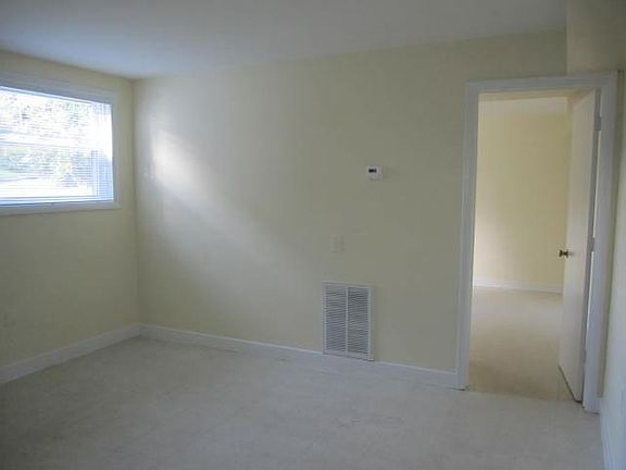 5th image of 208 Dove St