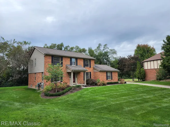 1439 Falcon Dr, Troy, MI 48098
