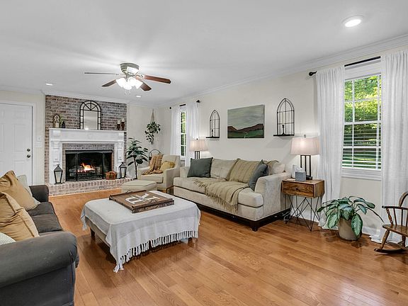 4th image of 203 Hickory Ln