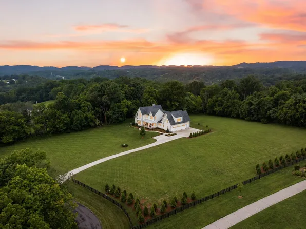 6916 Farm Path Ln, College Grove, TN 37046