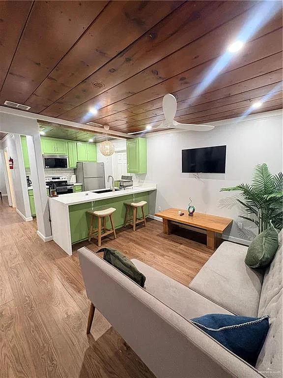 3 bed, 2.0 bath, 1152 sqft, $2,200 — Photo 3