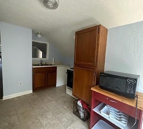 5th image of 3633 Central St APT 3