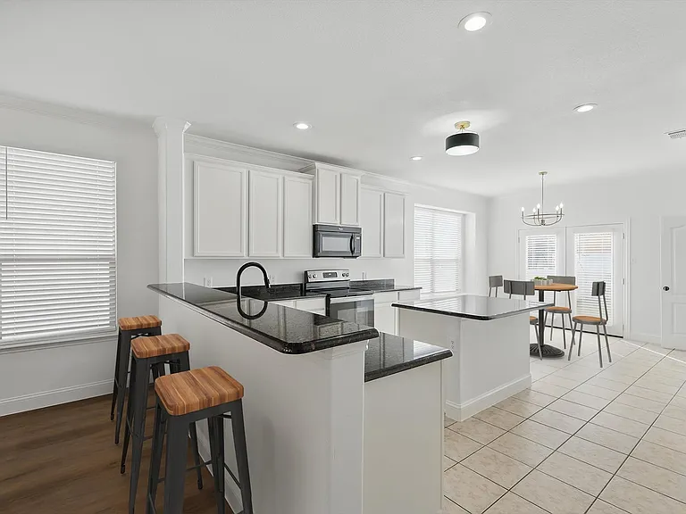 924 Charleston Ln — Photo 6
