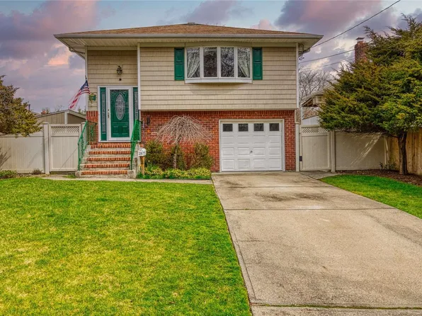 25 Paddock Street, North Babylon, NY 11703