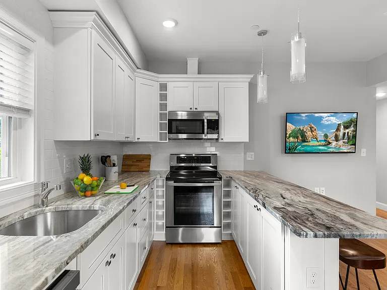 1047 Saratoga St #2 — Photo 9