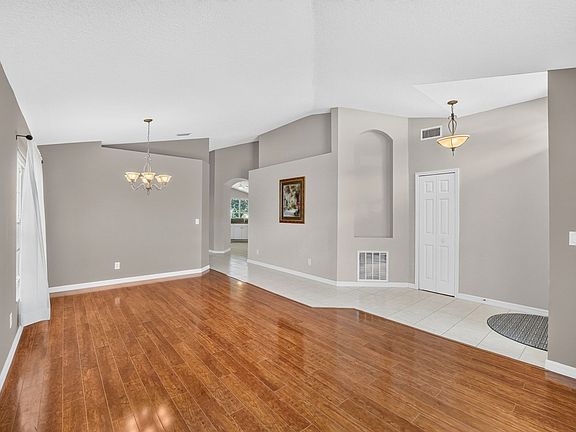 4th image of 933 Shaw Cir