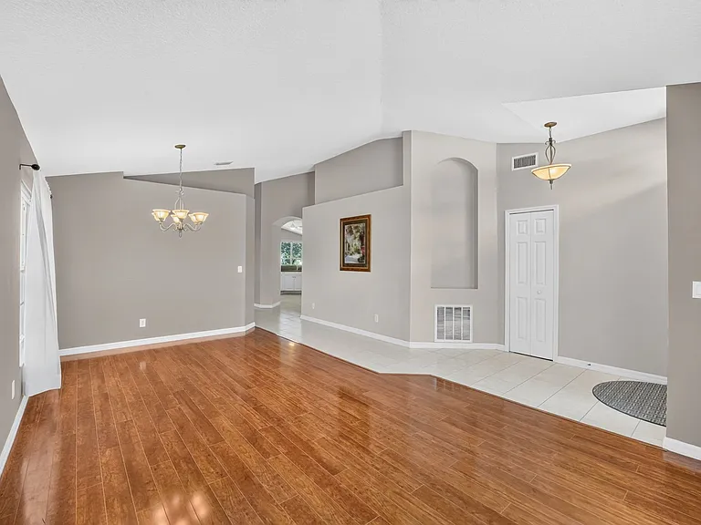 933 Shaw Cir — Photo 4