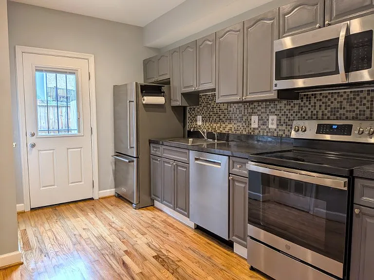 1514 Constitution Ave NE — Photo 2