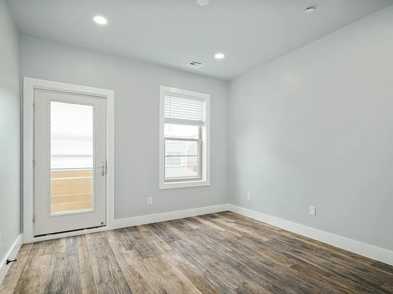 342 W Queen Ln #3 — Photo 8