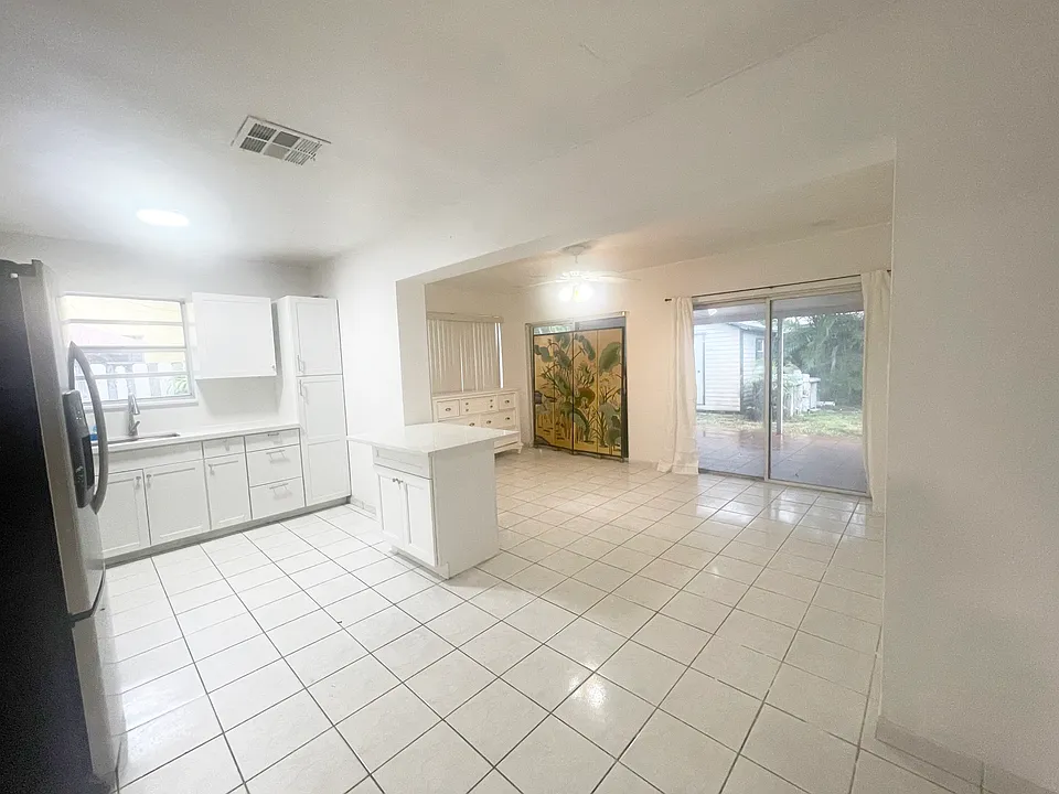 7613 Miramar Pkwy