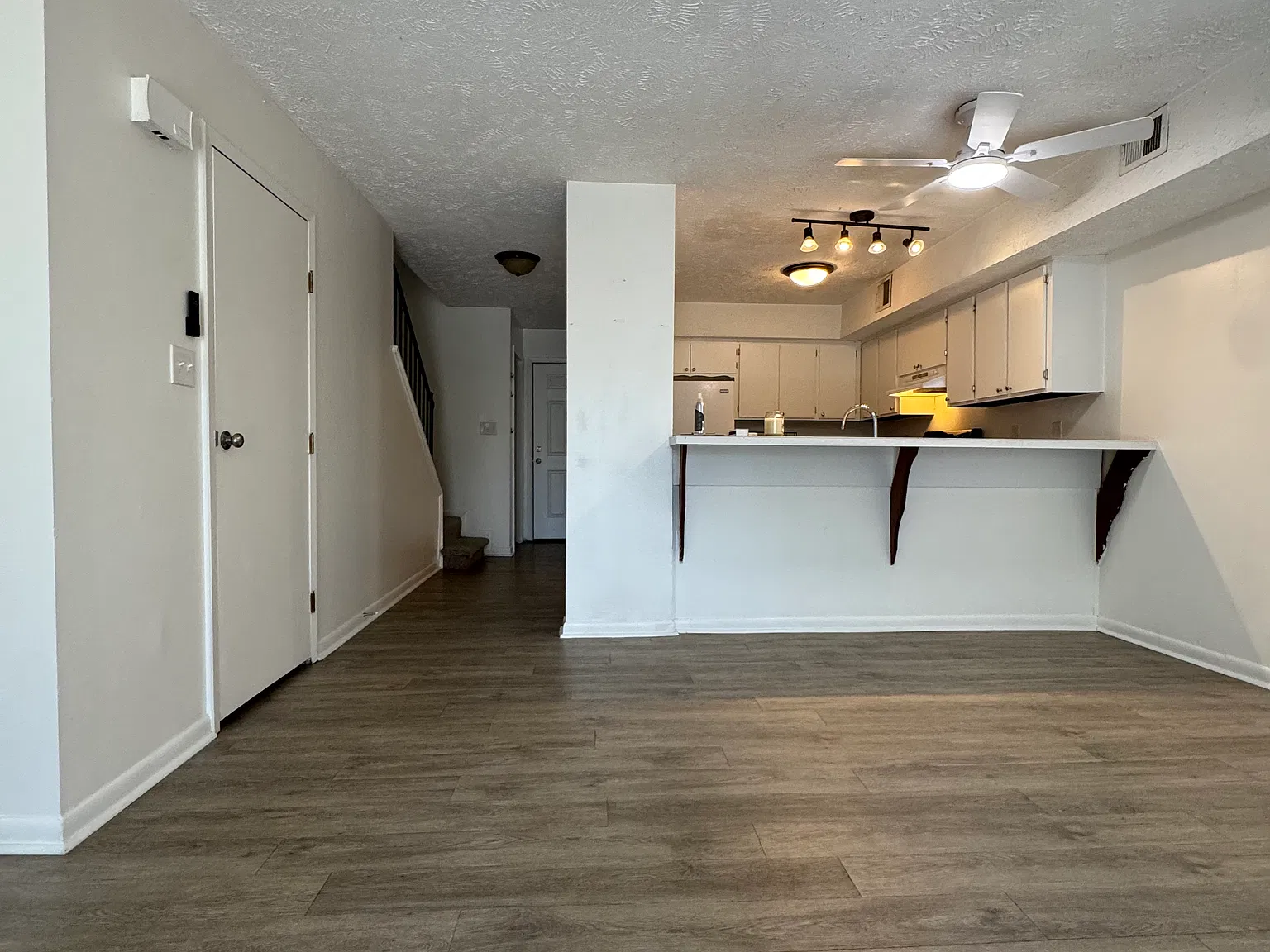 2 bed, 2.5 bath, 1280 sqft, $1,400 — Photo 2