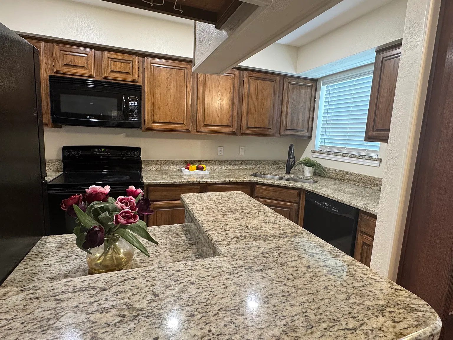 2 bed, 963 sqft, $1,570 — Photo 4