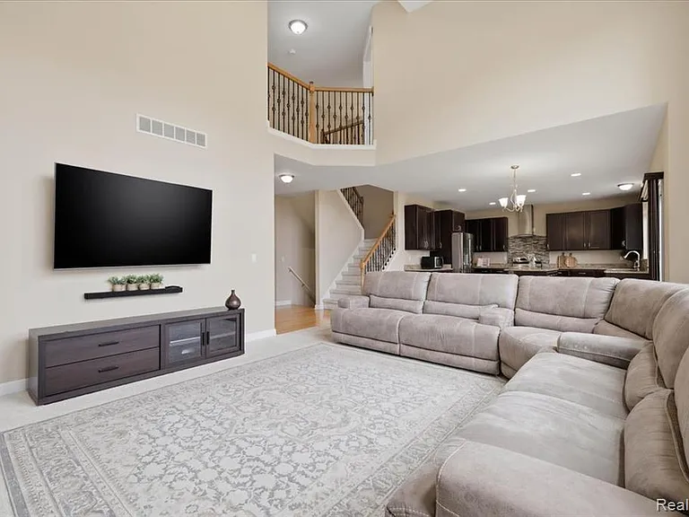 1114 Wales Dr — Photo 8