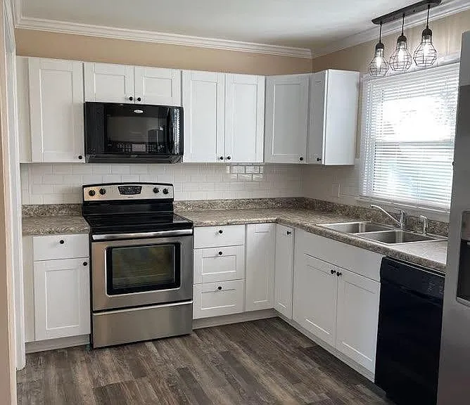 New cabinets, premium black & 
stainless appliances