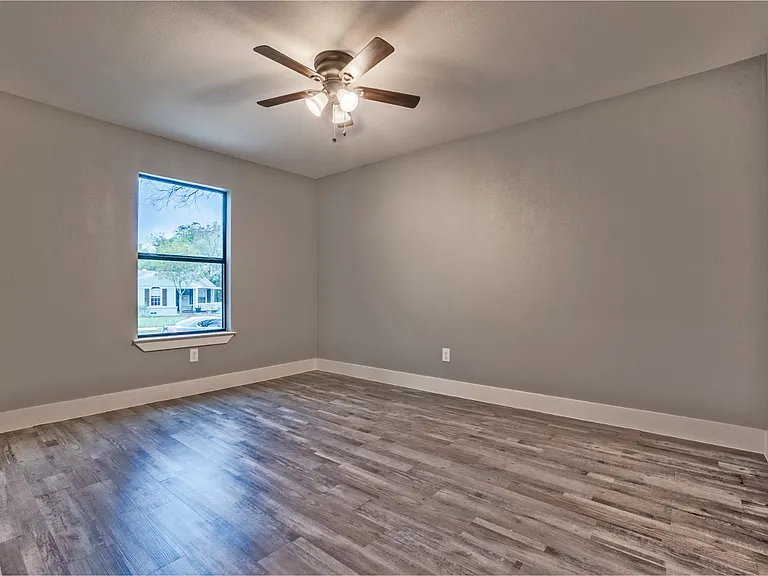 2423 Fenwick Dr — Photo 6