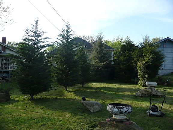 4th image of 2524 Woodbine Ave