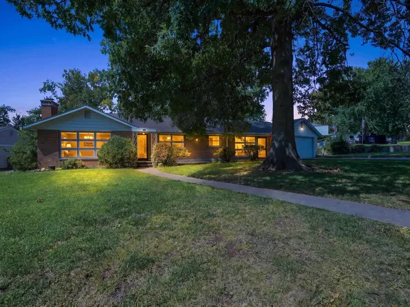110 Sunrise Hill Dr, Junction City, KS 66441