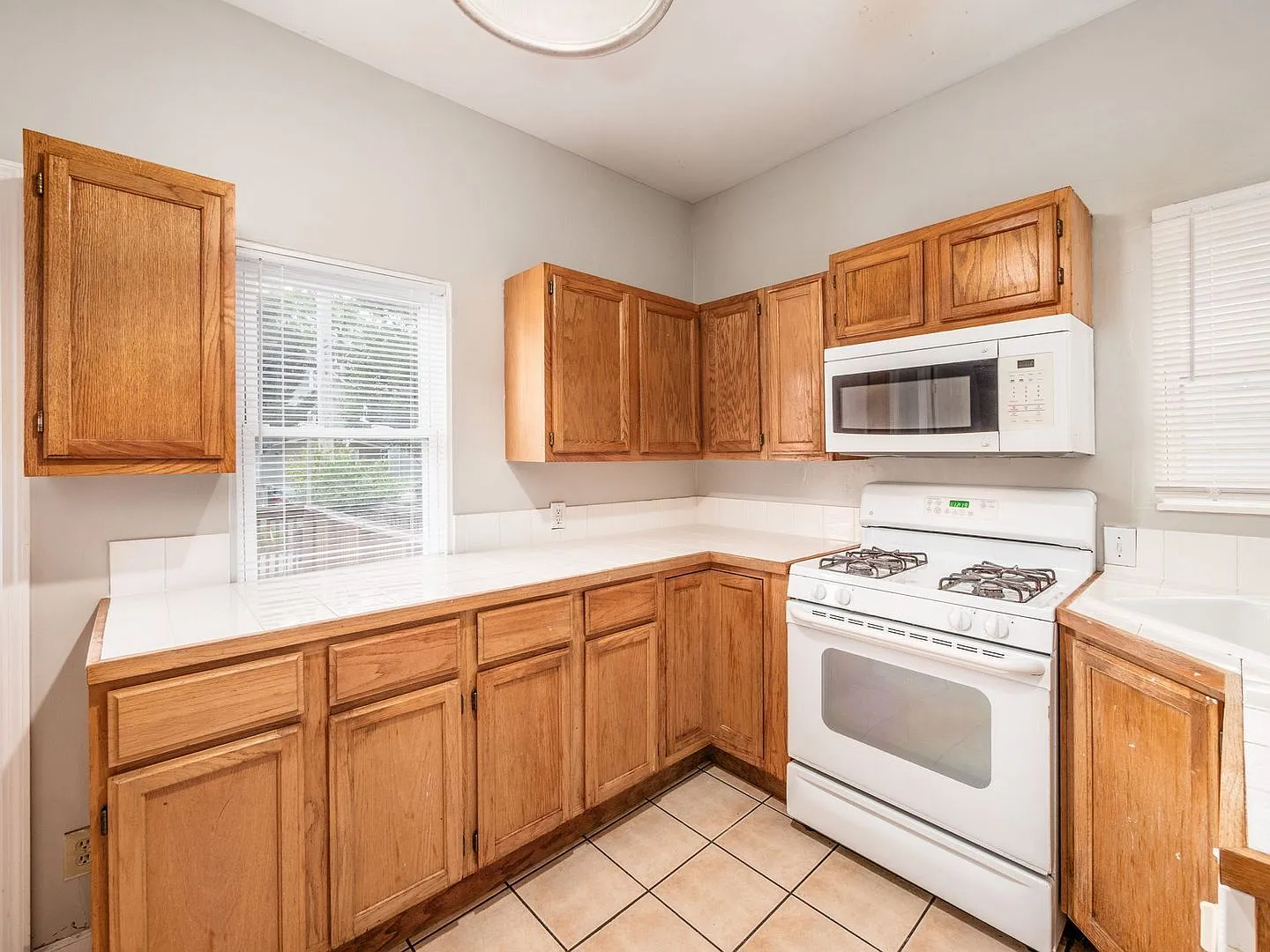 5 bed, 2.0 bath, $3,595 — Photo 3