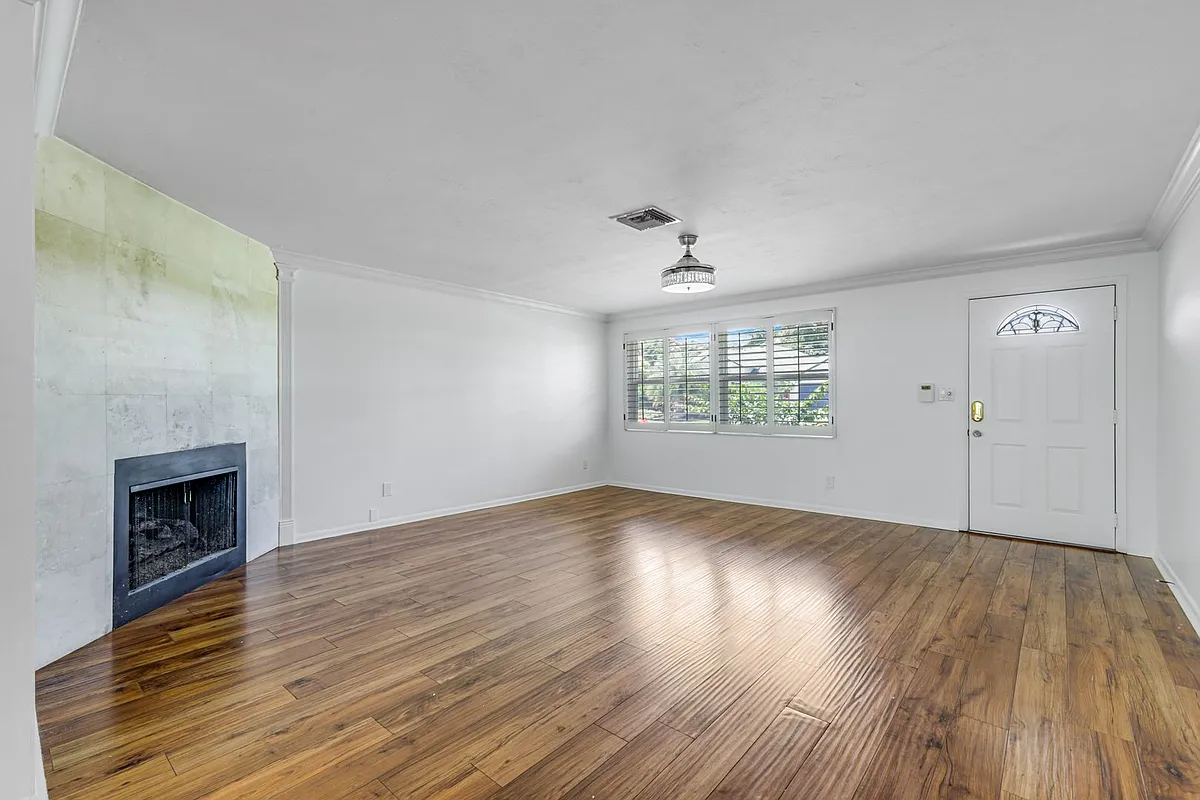 Building Photo - 1015 Royal Palm Dr