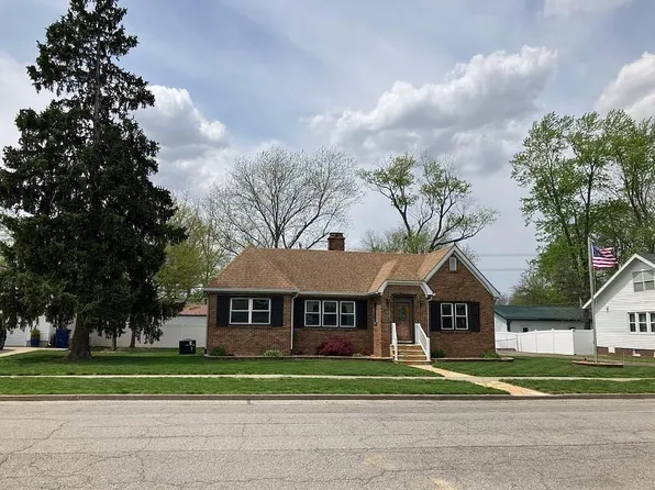 119 5th St, Carmi, IL 62821