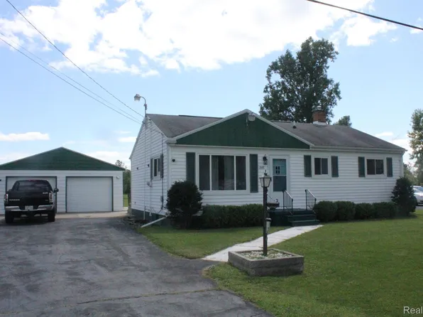 3187 W Stanley Rd, Mount Morris, MI 48458