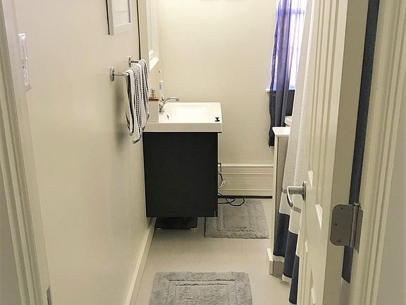 Modern Full Bathroom