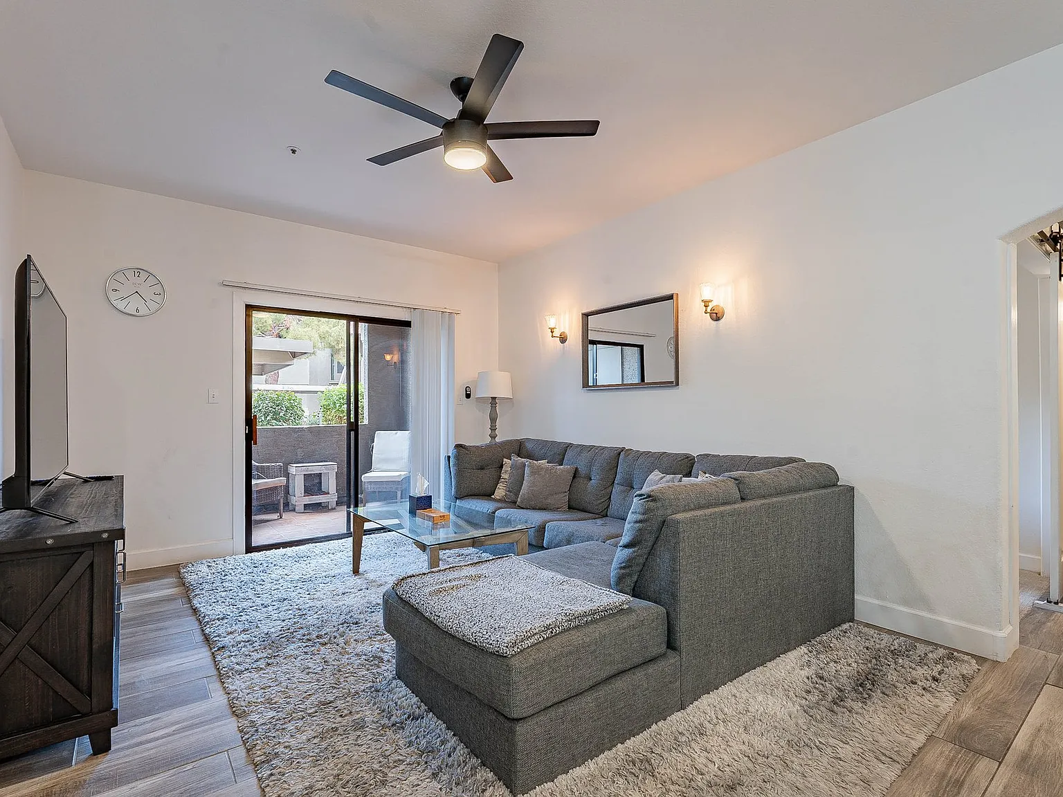 2 bed, 998 sqft, $2,400 — Photo 2