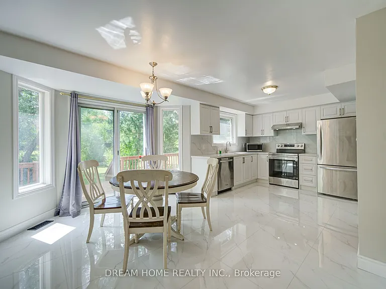25 Yongehurst Rd — Photo 13
