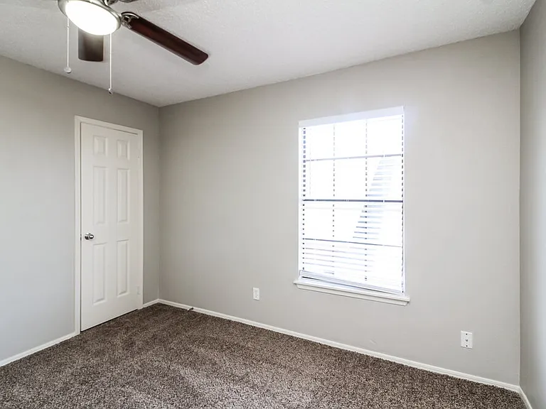 423 Barton Dr — Photo 15